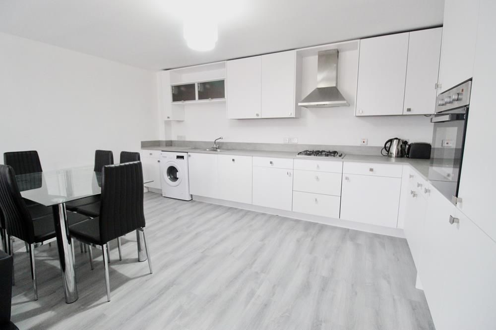 Property photo 3 of 7 Kitchen