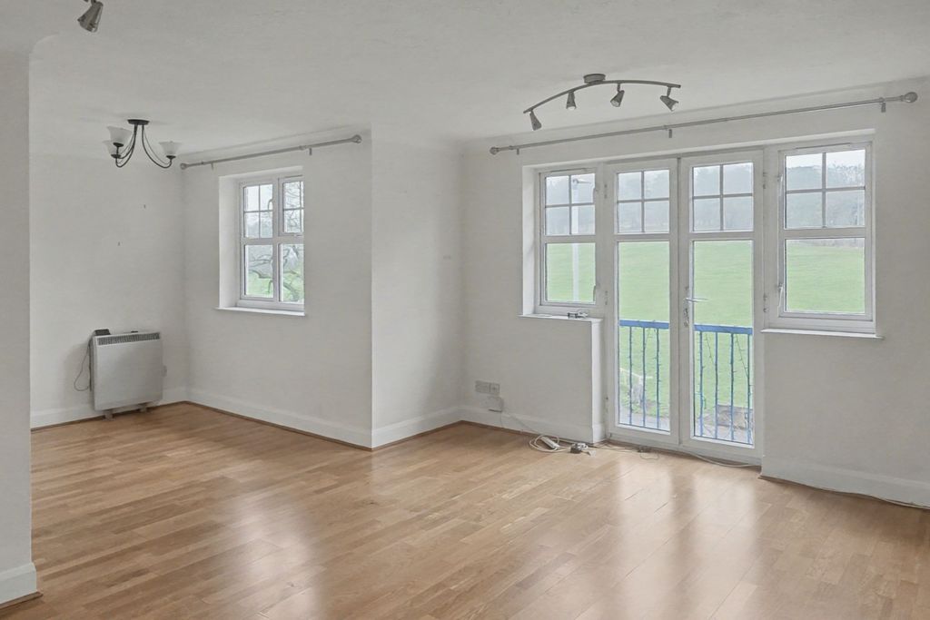 Property photo 3 of 9 Flat 6 Marquis Court, Earls Meade, Luton, Bedfordshire, Lu2 7LG