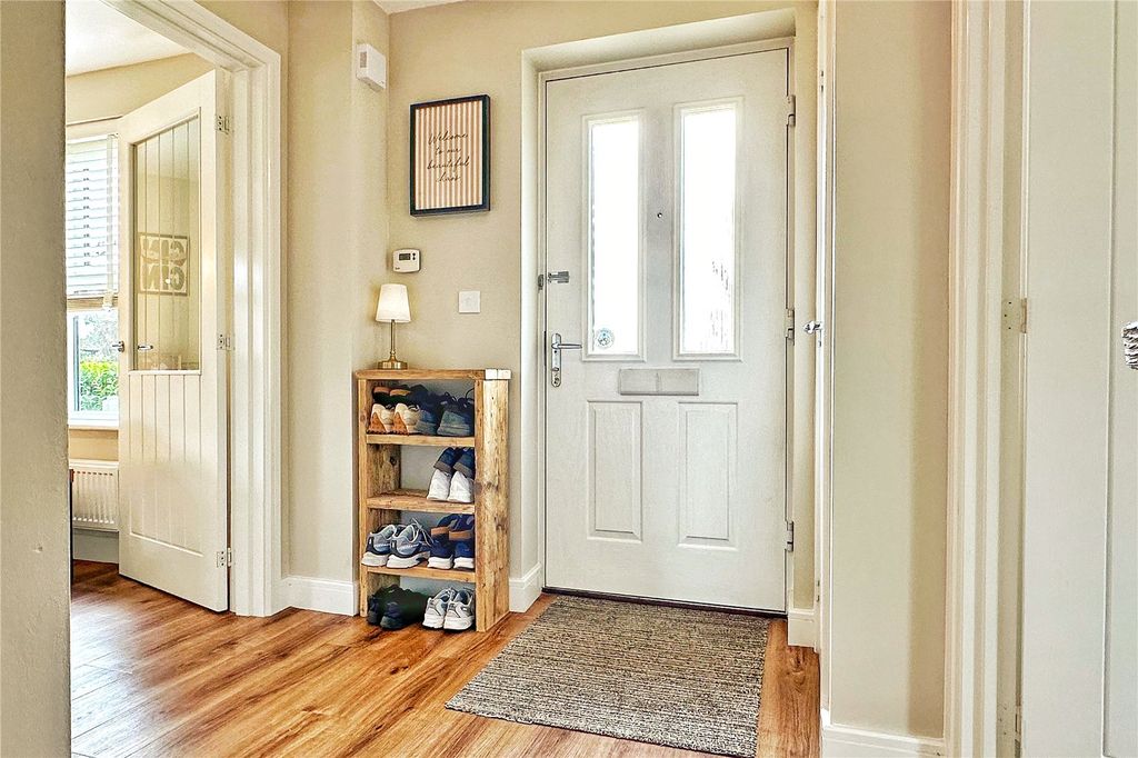Property photo 2 of 37 Entrance Hall