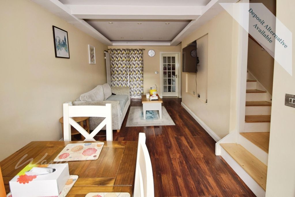 Property photo 3 of 8 Luton Lounge