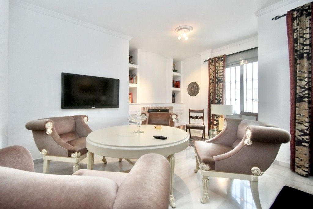 Property photo 3 of 20 Lounge