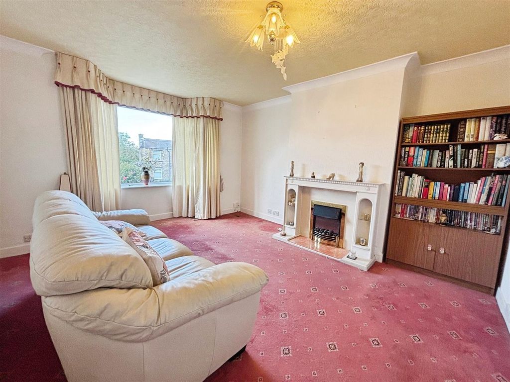Property photo 2 of 16 Lounge