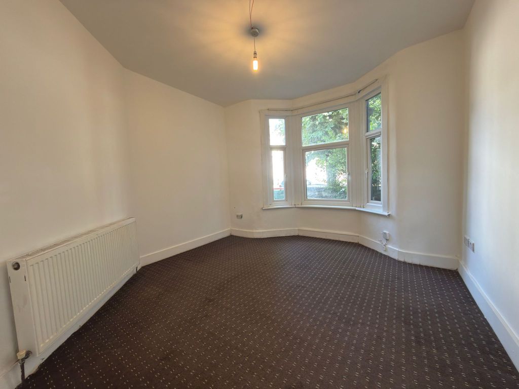 Property photo 1 of 7 Two Bedroom Ground Floor Flat Ideal For Working Families- £1750