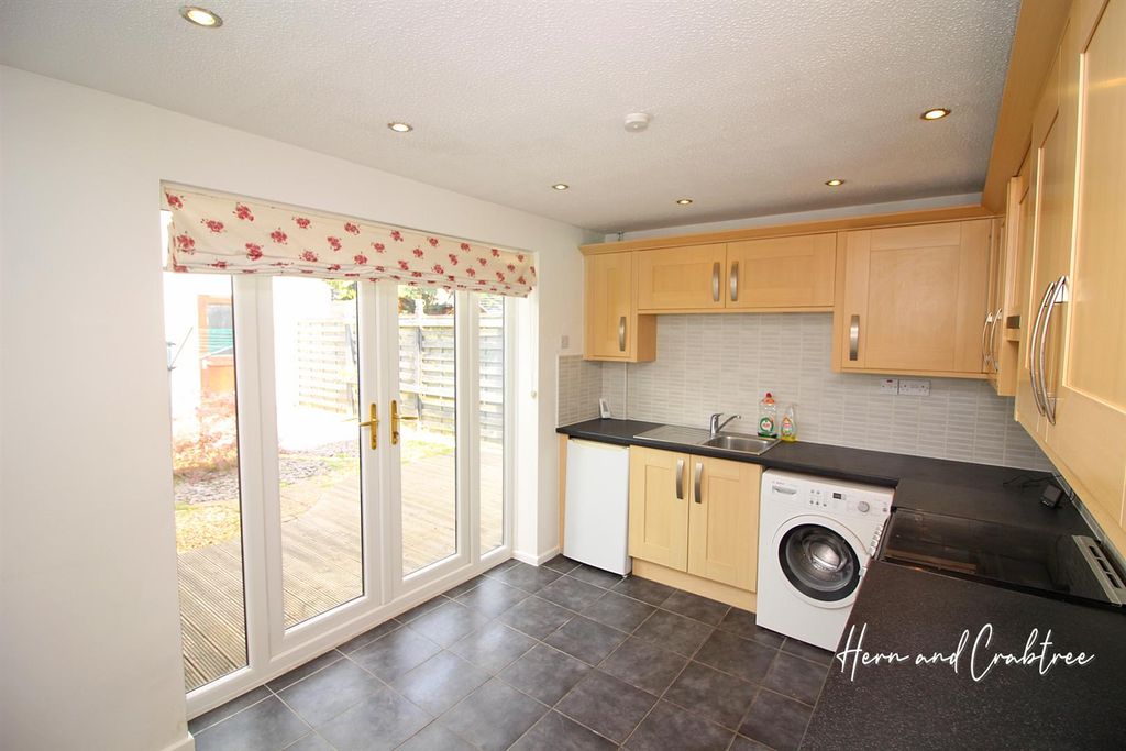 Property photo 3 of 10 Kitchen