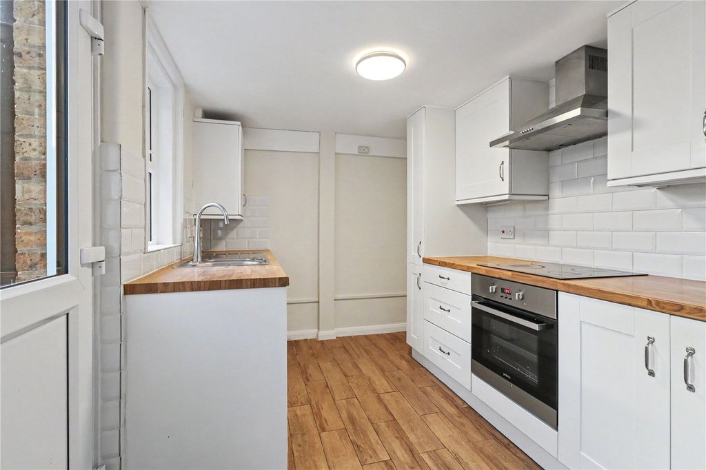 Property photo 3 of 10 Kitchen