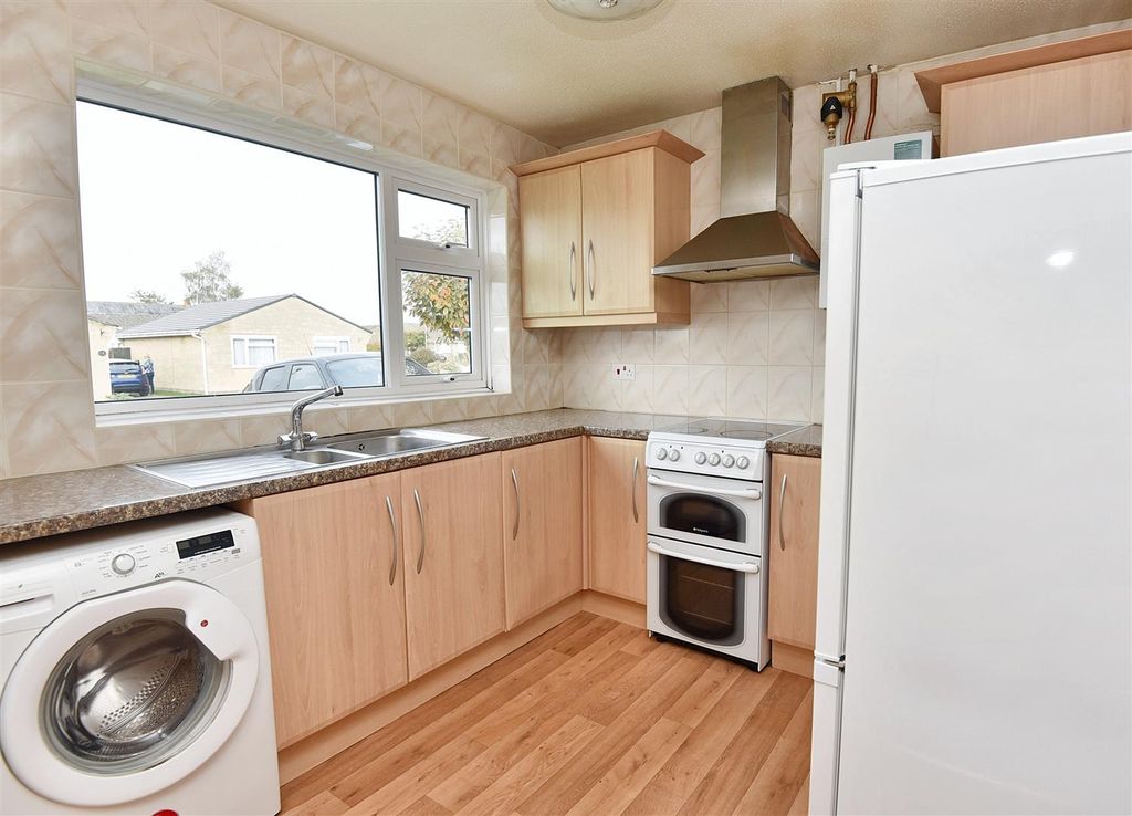 Property photo 3 of 9 Kitchen