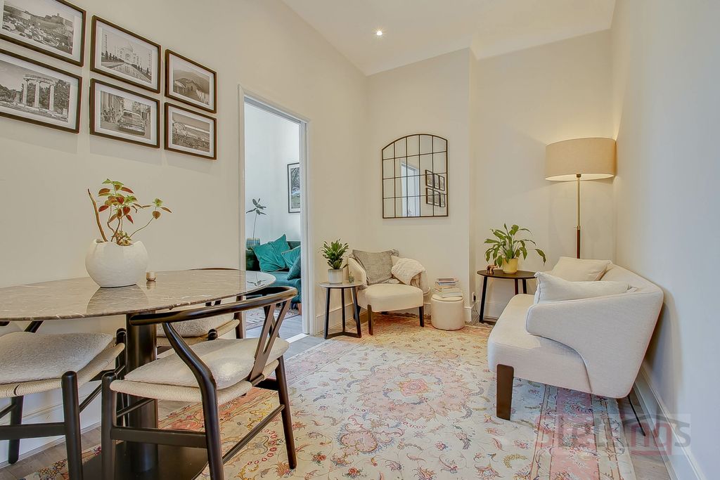 Property photo 1 of 12 Two-Bedroom Apartment In Archway