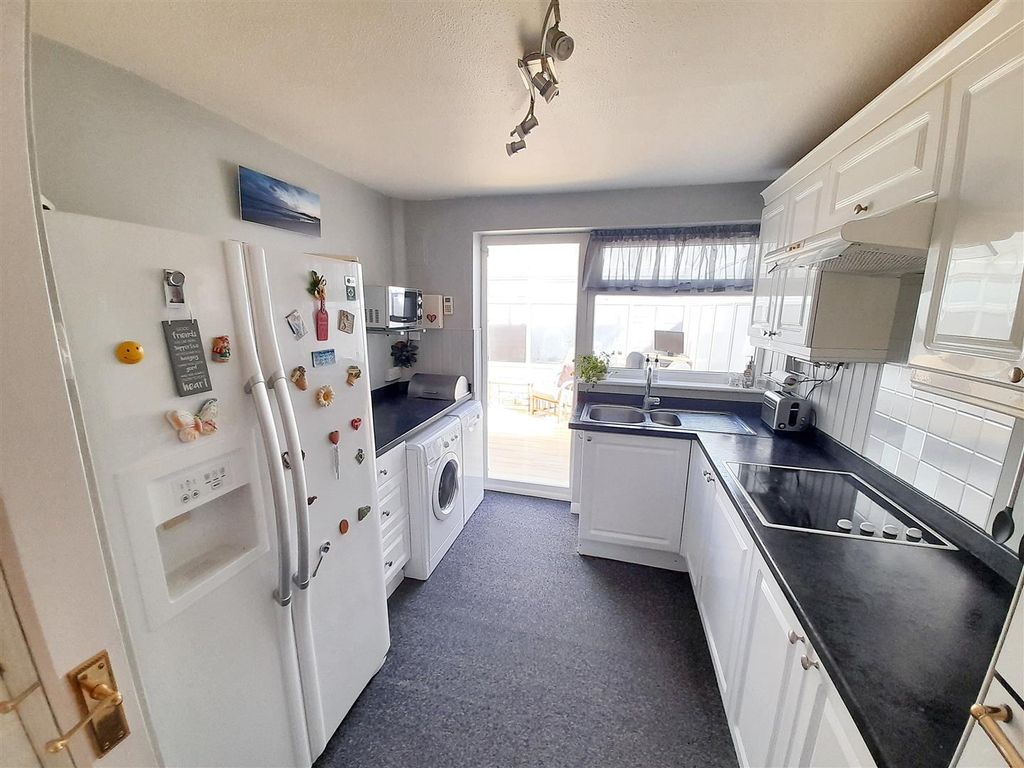 Property photo 2 of 21 Kitchen