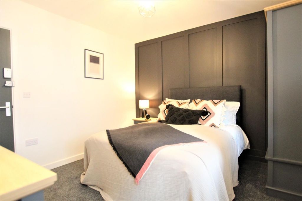 Property photo 1 of 23 Room 18--.Jpg
