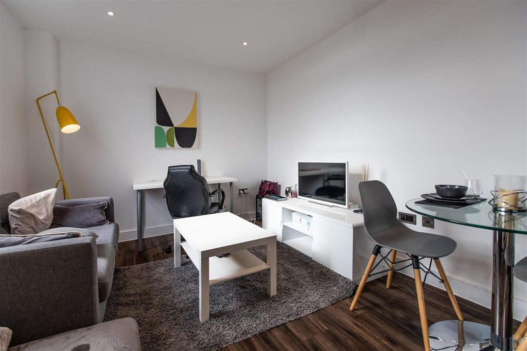 Property photo 3 of 22 Approach