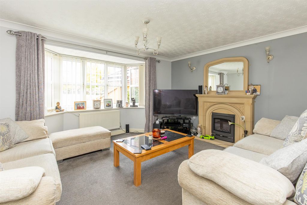 Property photo 2 of 20 Living Room