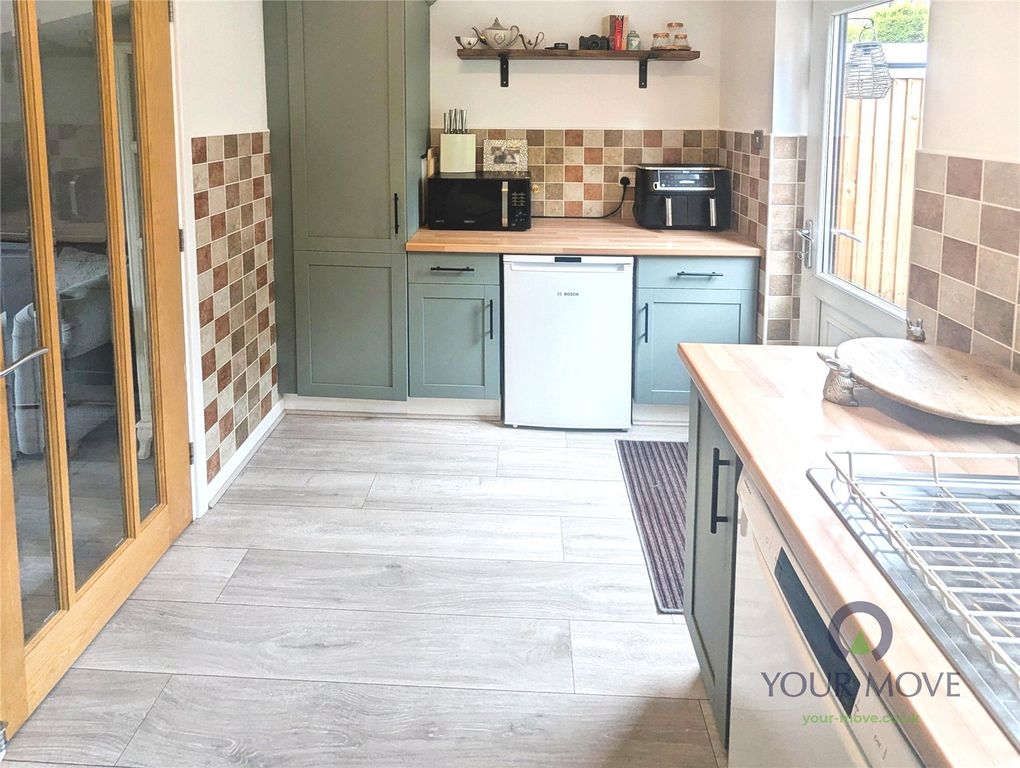 Property photo 3 of 16 Kitchen
