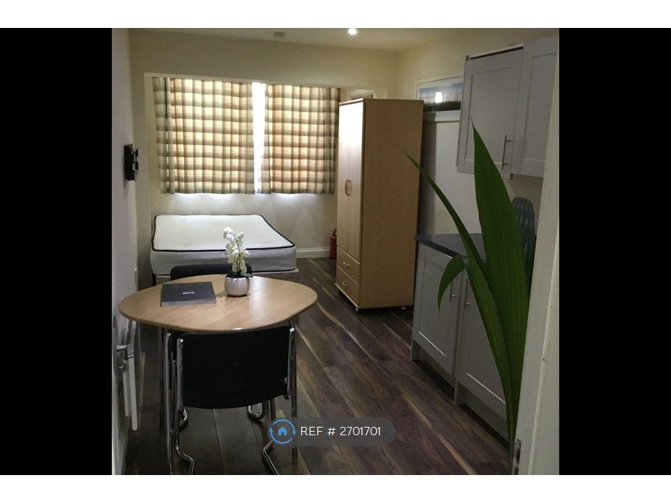 Property photo 3 of 8 Wadrobe