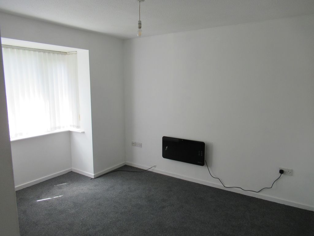 Property photo 3 of 8 Lounge