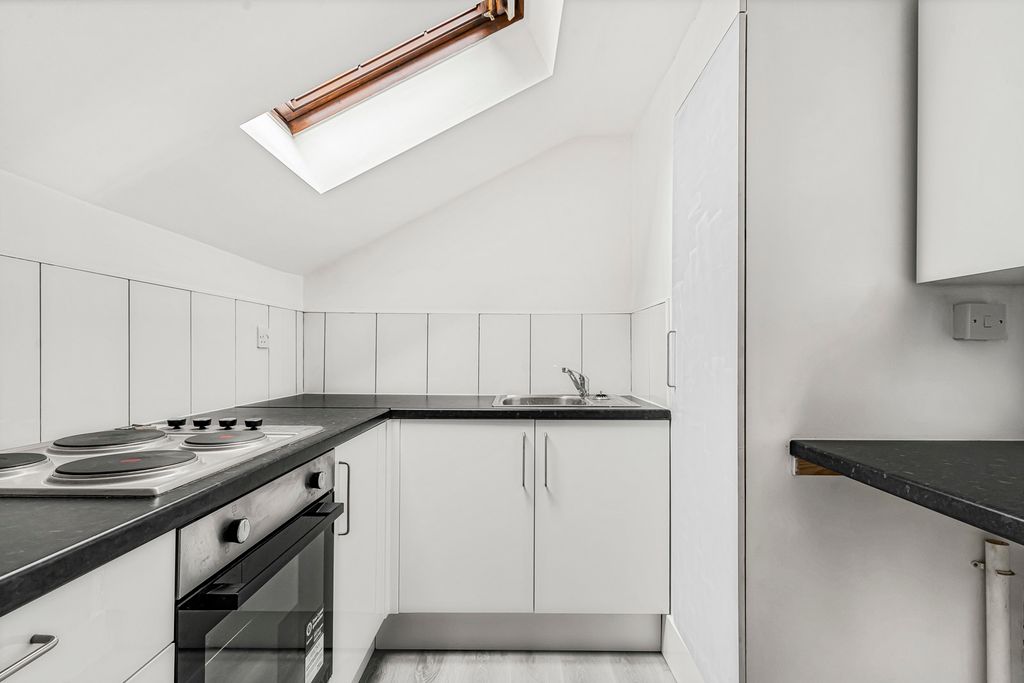 Property photo 3 of 18 Kitchen