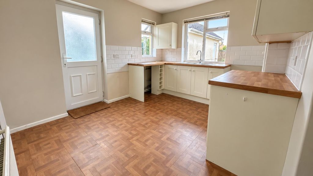 Property photo 3 of 11 Kitchen