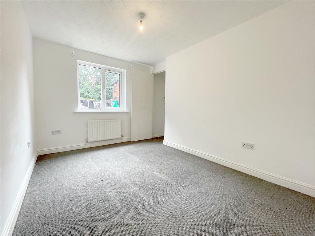 Property photo 3 of 6 Bedroom