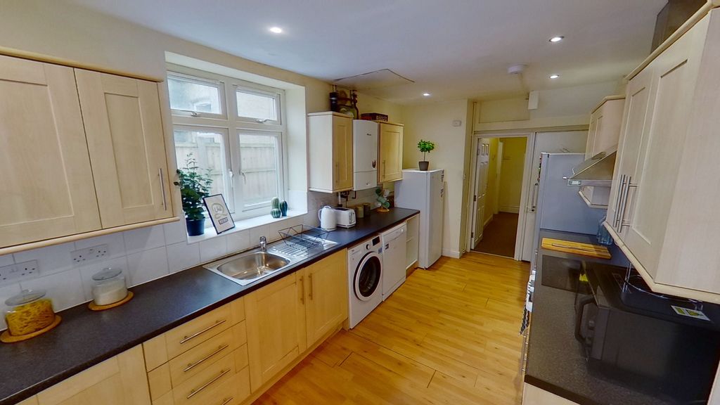 Property photo 3 of 11 Kitchen 1.1