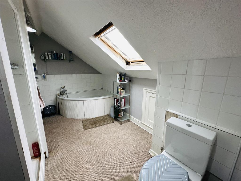 Property photo 2 of 10 Bathroom