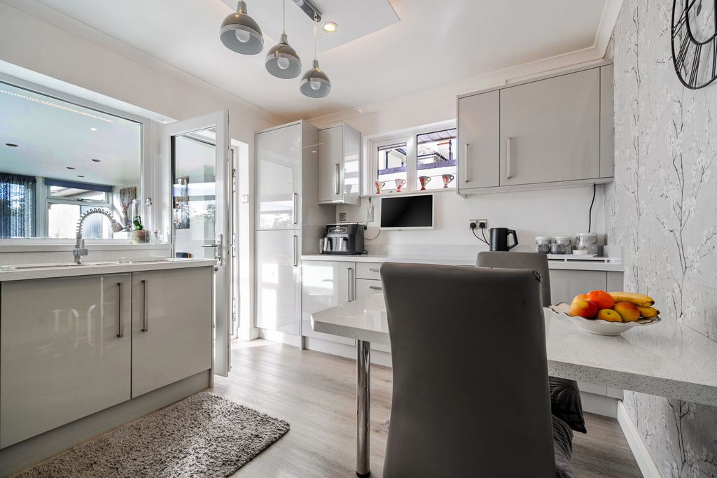 Property photo 3 of 23 1530849-6-1A11c81...