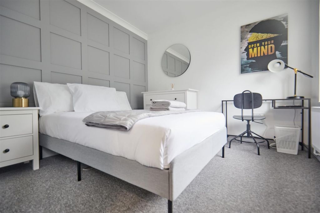 Property photo 3 of 9 119 South Park Avenue 14.Jpg