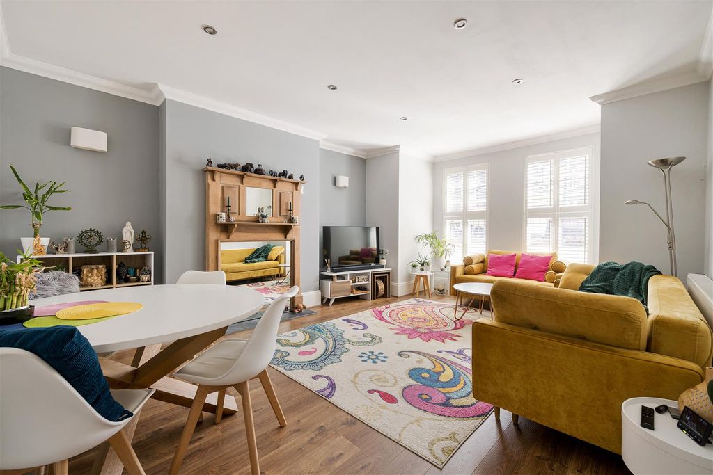 Property photo 3 of 25 Hermon Hill, E11