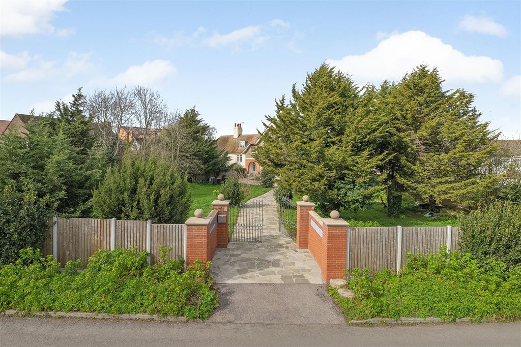 Property photo 3 of 21 Golden Hill, Whitstable