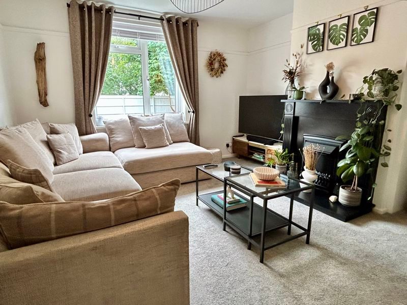 Property photo 3 of 13 Lounge