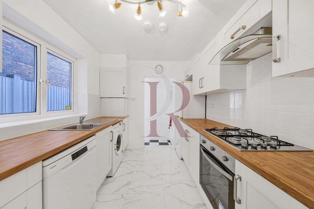 Property photo 3 of 17 Kitchen