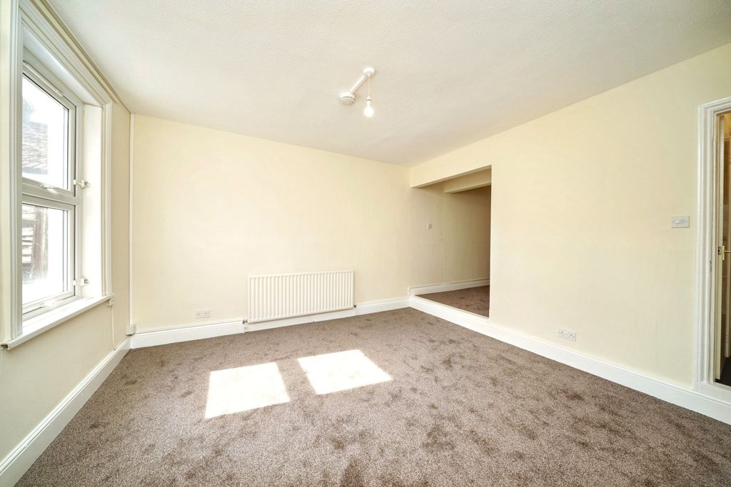 Property photo 3 of 15 9B Farningham Road, Caterham, Cr3 6Ll