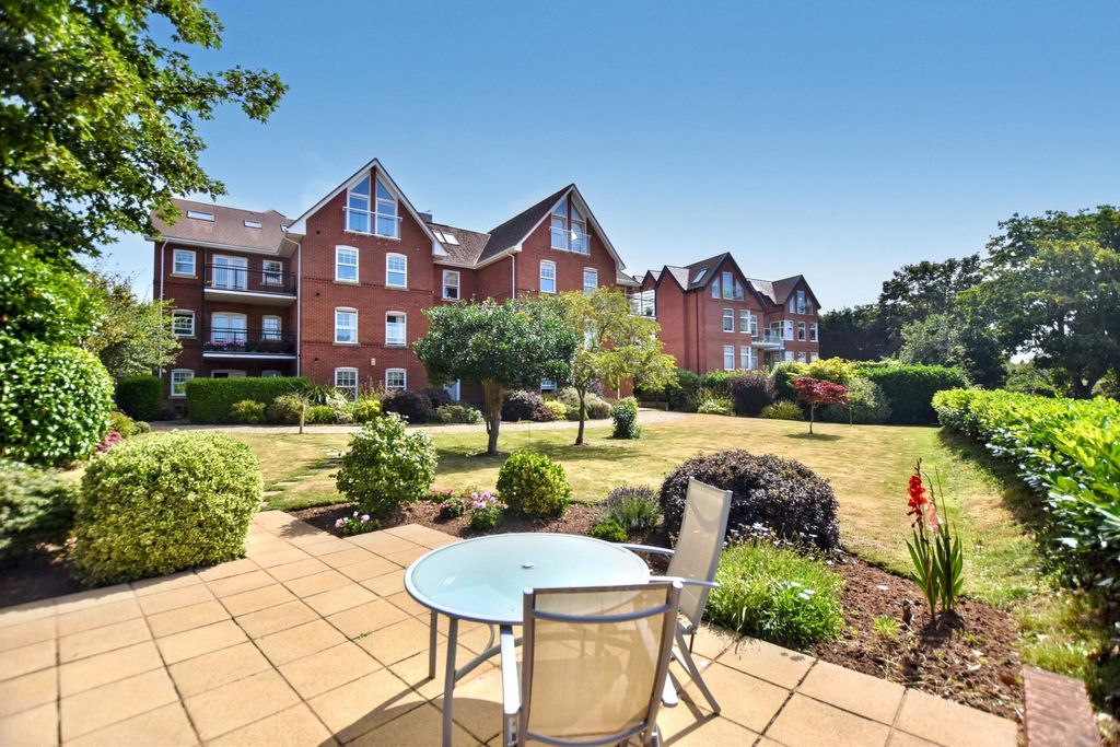 Property photo 1 of 16 Communal Gardens