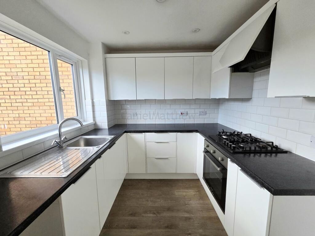 Property photo 3 of 6 Kitchen