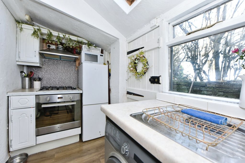 Property photo 2 of 11 Kitchen