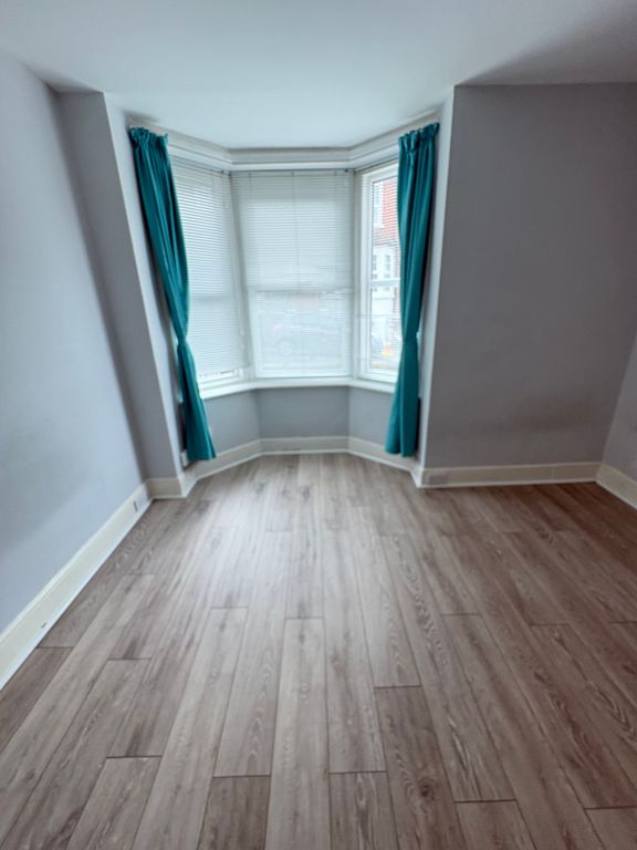 Property photo 2 of 6 Bedroom