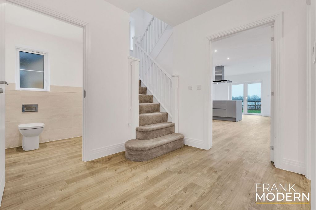 Property photo 3 of 37 Entrance Hall