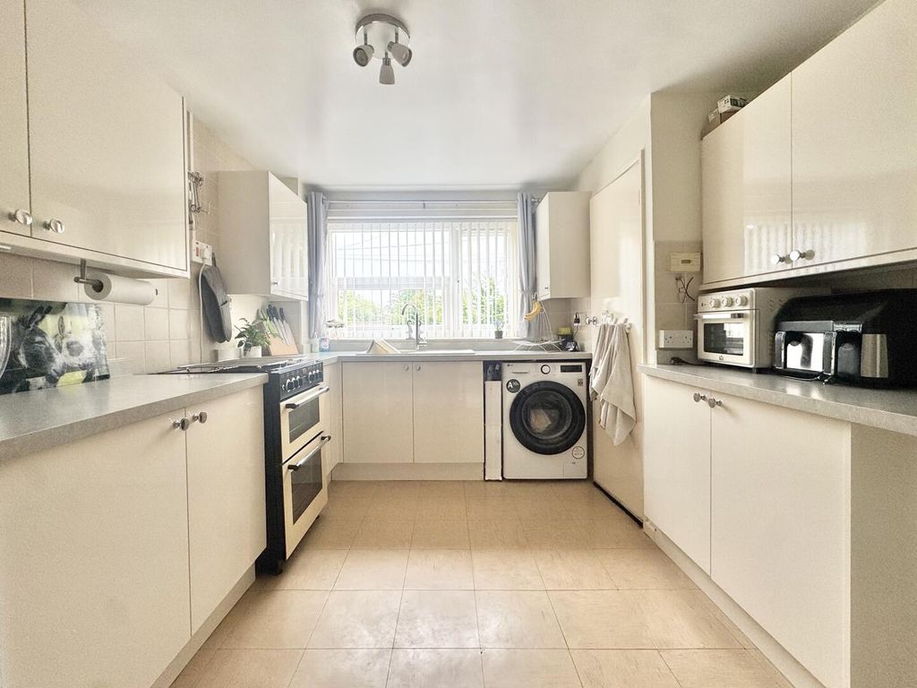 Property photo 2 of 14 Kitchen