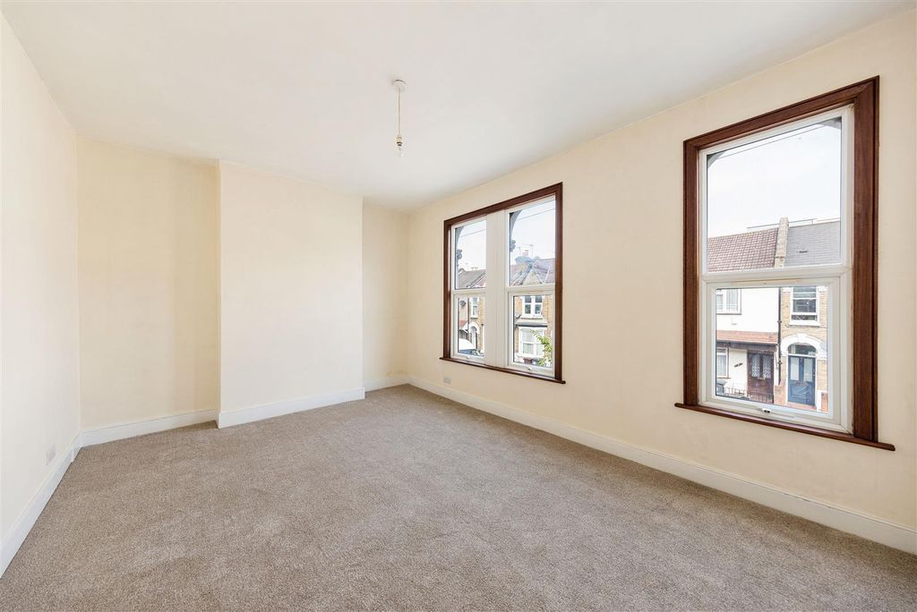 Property photo 2 of 12 Glenthorne Road E17