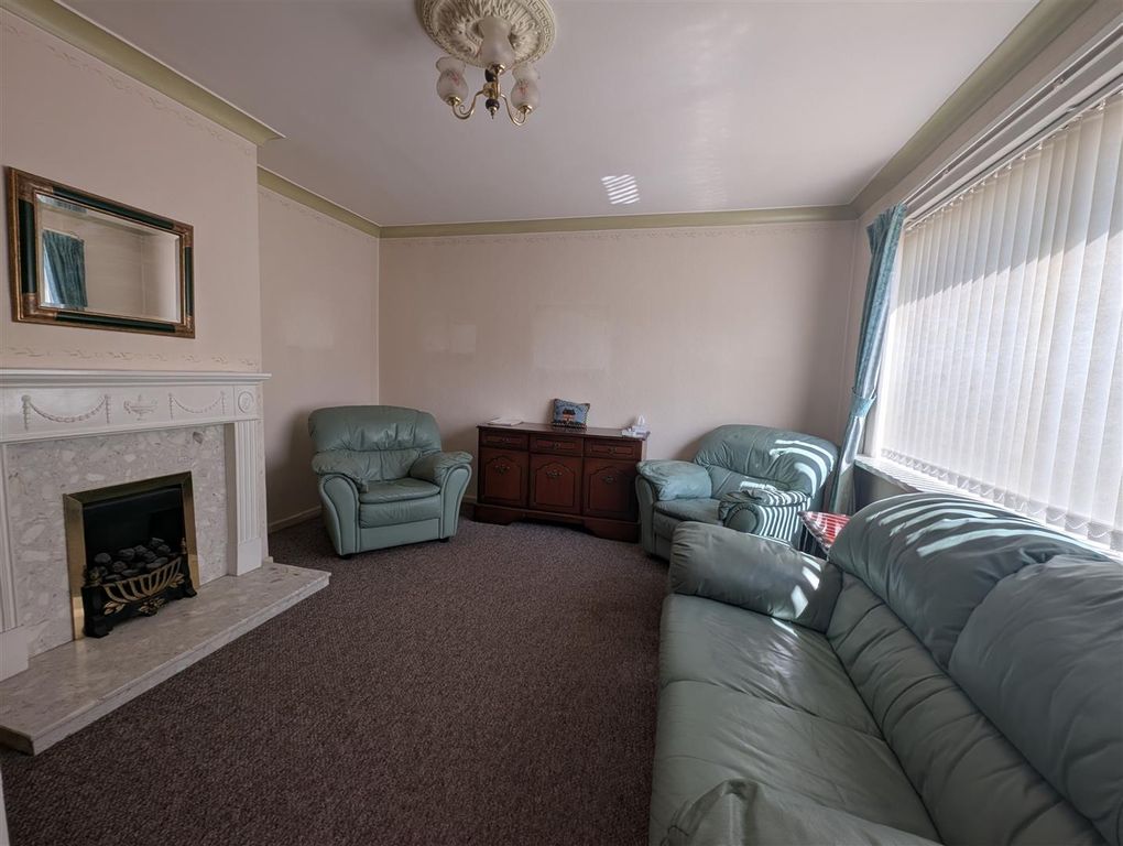 Property photo 3 of 11 Lounge