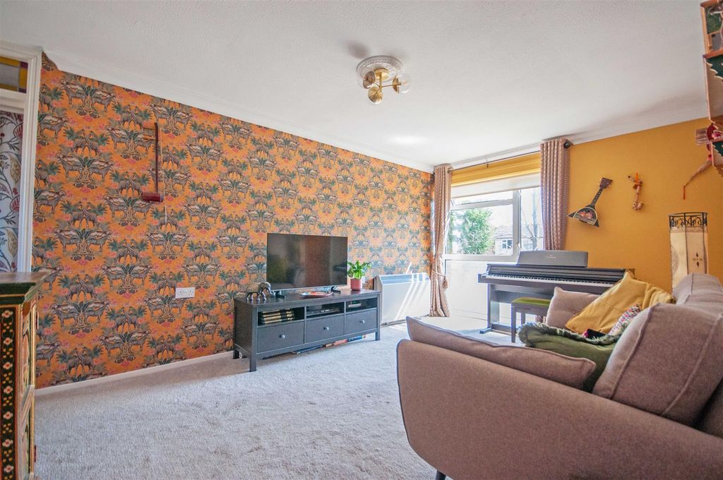 Property photo 2 of 5 L.Jpg