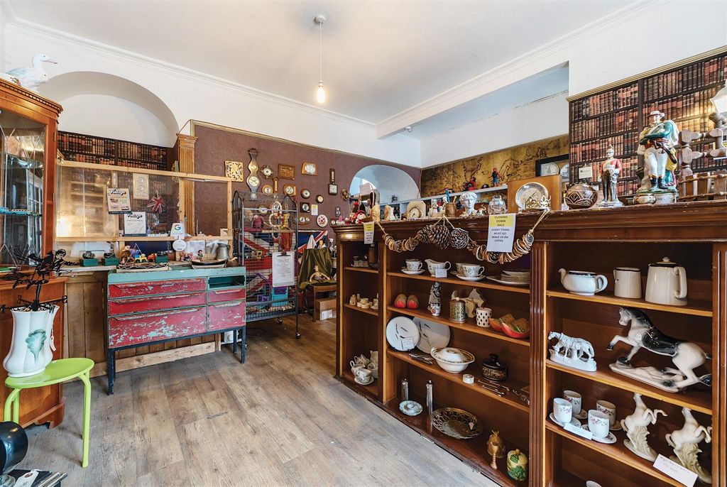 Property photo 3 of 17 Shop