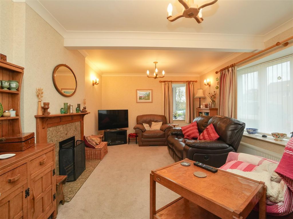 Property photo 3 of 19 Lounge