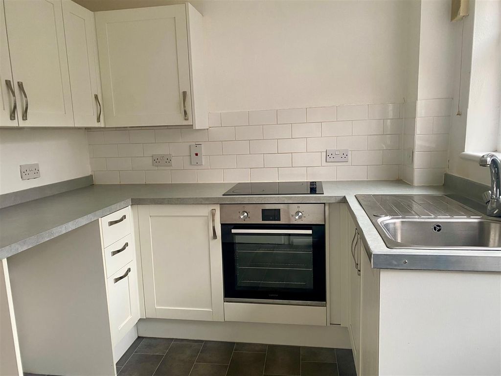 Property photo 3 of 11 Kitchen