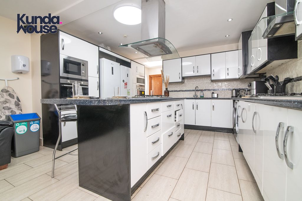 Property photo 2 of 34