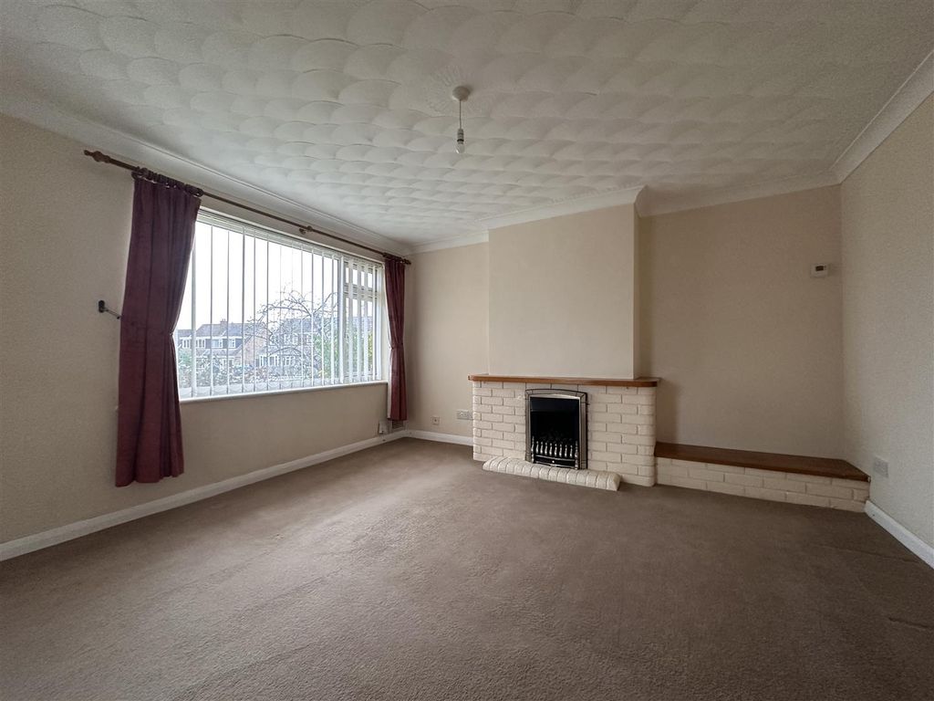 Property photo 3 of 13 Lounge