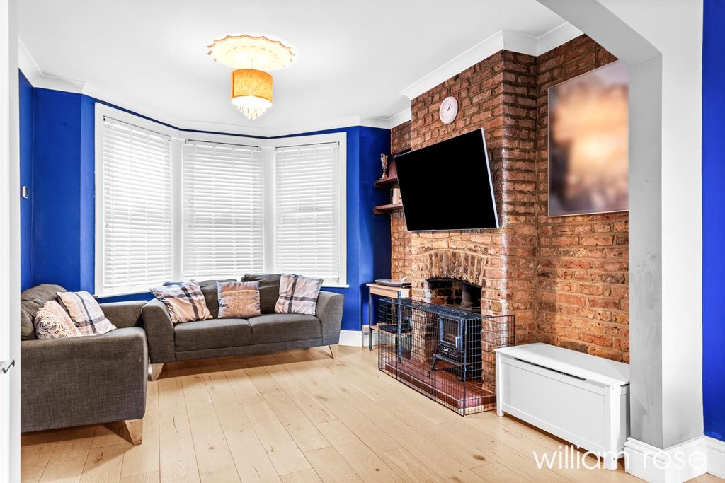Property photo 2 of 19 Chingfordlane_24.Jpg