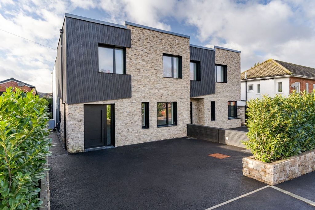 Property photo 1 of 25