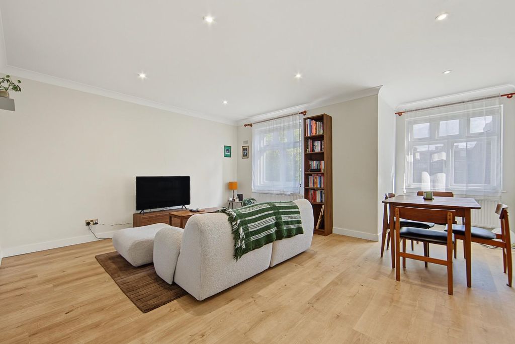 Property photo 3 of 12 Bishops Court N16-No Watermark-6.Jpg
