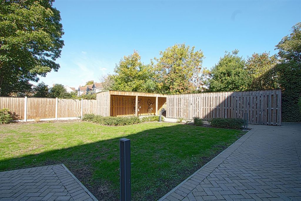 Property photo 3 of 11 Garden 3.Jpg