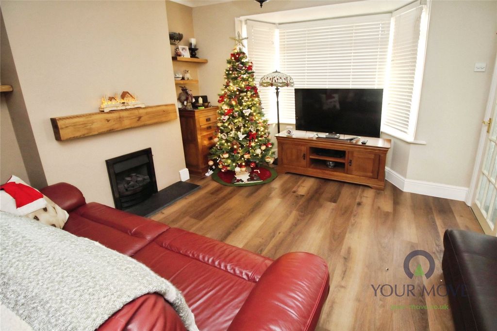 Property photo 3 of 14 Lounge