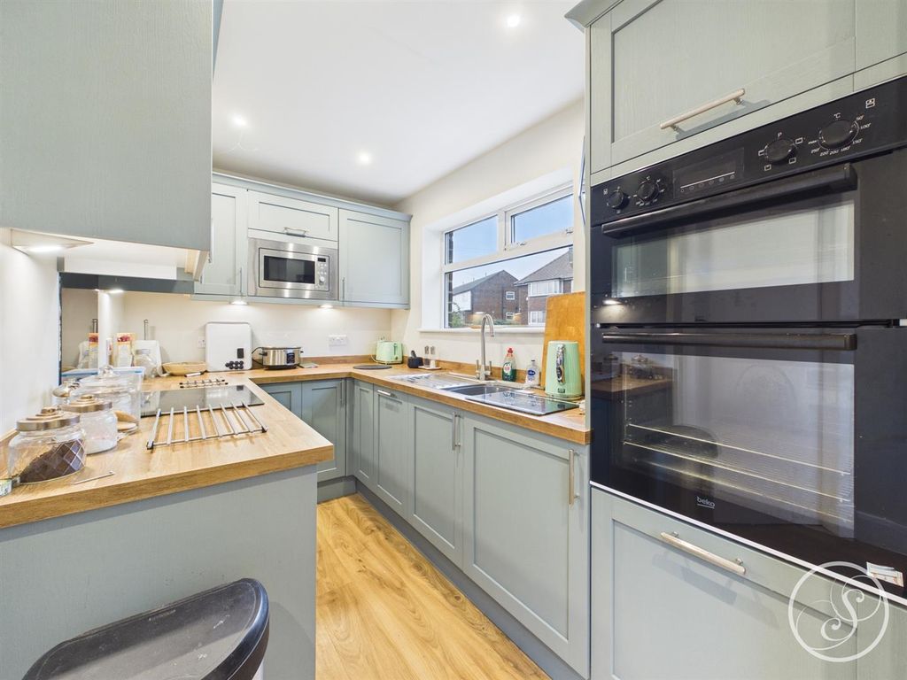 Property photo 2 of 11 Kitchen